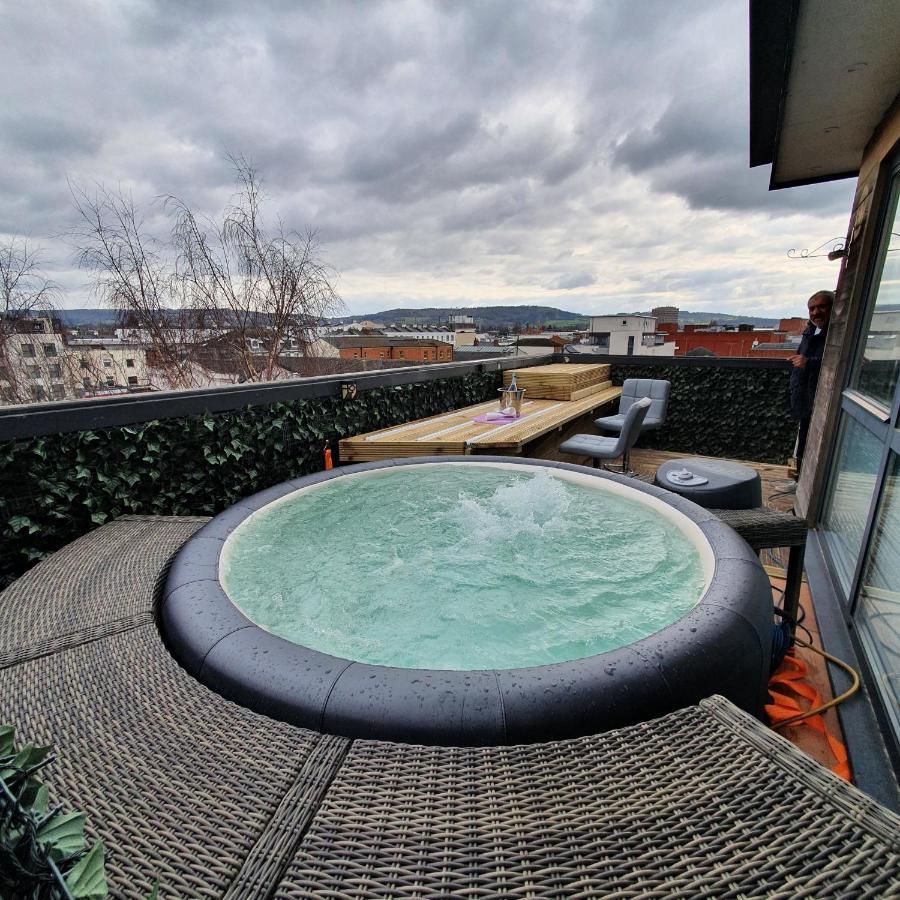 Central Penthouse With Hot Tub & Views 24 Cheltenham Eksteriør billede