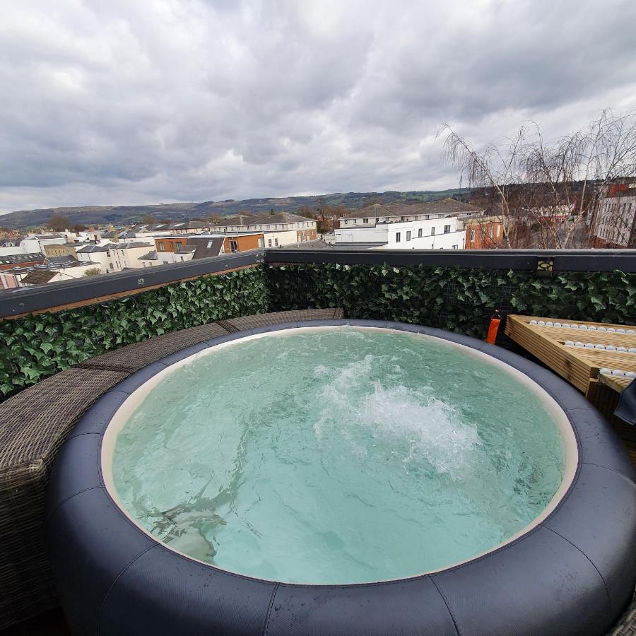 Central Penthouse With Hot Tub & Views 24 Cheltenham Eksteriør billede